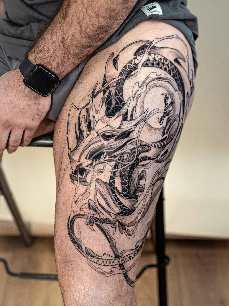 Je n'avais pas réalisé de dragon depuis un moment, mais c'est toujours un réel plaisir de travailler ce symbole mythique et indémodable 🐉 On me dit dans l'oreillette que d'autres sont déjà prévus dans mon agenda et j'en suis ravi ✨ #dragontattoos #dragontatouage #tatouagedragon #dragon #asiandragon