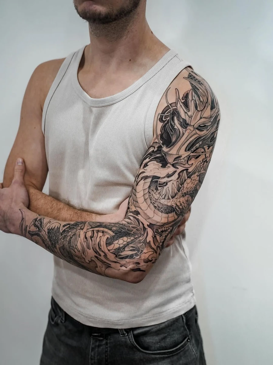 Fin d'une longue aventure et début d'une nouvelle vie pour ce dragon 🤍 Quel plaisir que la dernière séance, celle où les derniers détails font toute la différence. Agenda Paris/Fevrier Ouvert Next stop: RIO DE JANEIRO #dragontattoo #tattoodragon #dragoontattoo #tattooparis #paristattoo
