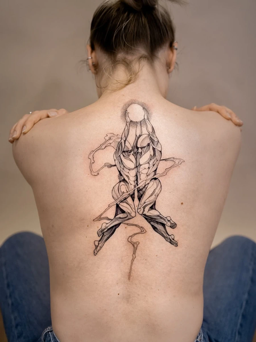Un tatouage, deux corps entremêlés jusqu'à ne former qu'une seule silhouette. comme une lutte, une étreinte ou un miroir. j'aime créer des images qui laissent plusieurs lectures possibles, où chacun peut ressentir quelque chose de différent en les regardant ✨ Merci pour la confiance 🤍