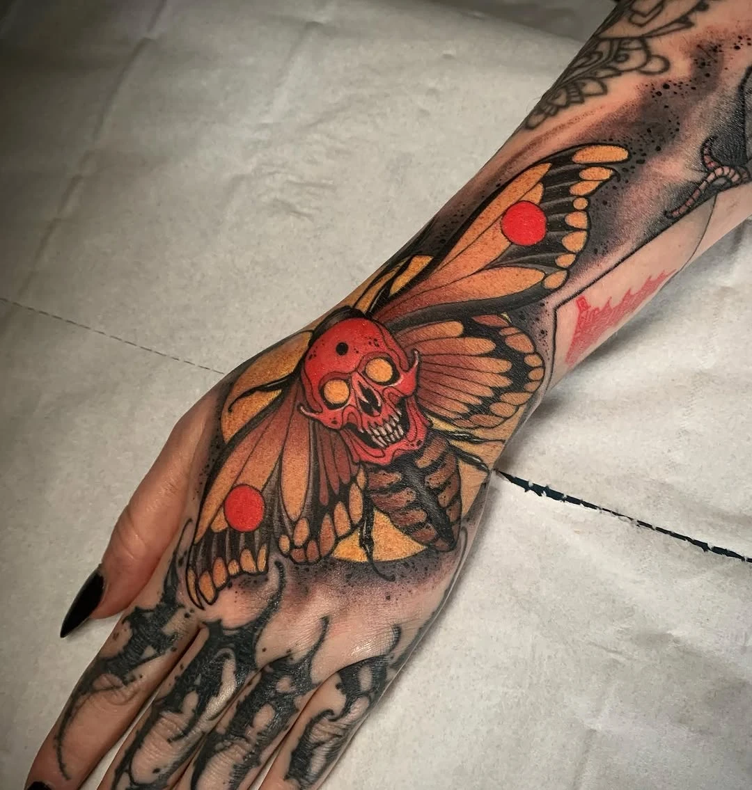 Merci Jessica! @dark_door_tattoo 🫡 #neotraditional #neotrad #rouen #rouentattoo #tattoorouen #tatouage #inked #ink #handtattoo #silenceofthelambs