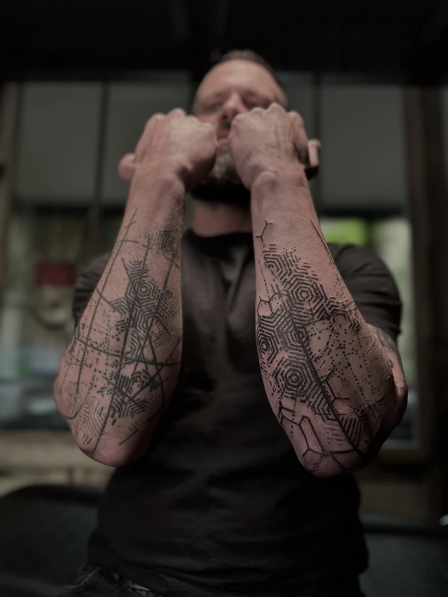 Deuxième bras et une dizaine d'années plus tard pour Seb 🖤 … Toujours chez @___dadc___ #nikosdadc #boldgeometry #modularnoisepattern #abstracttattoo #paristattoo