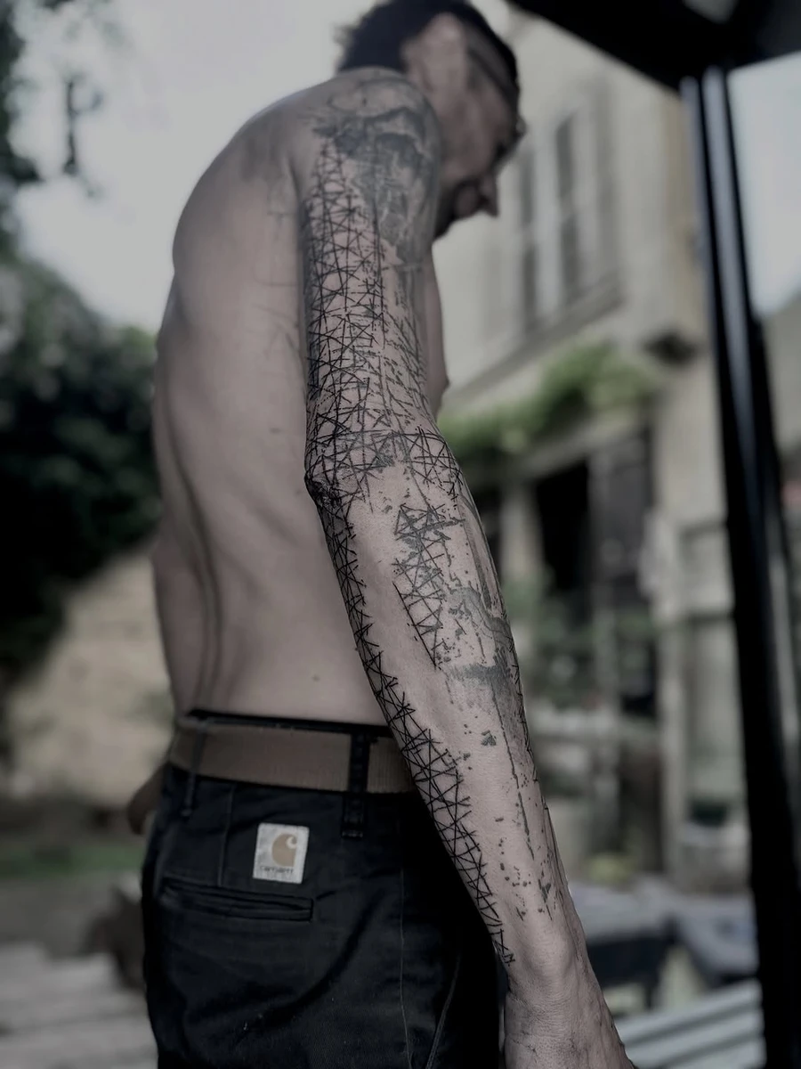 // Noise pattern pour mon Loulou 🖤 \\ @loup_pelissier / at @___dadc___ #nikosdadc #modularnoisepattern #abstracttattoo #futurism #techno