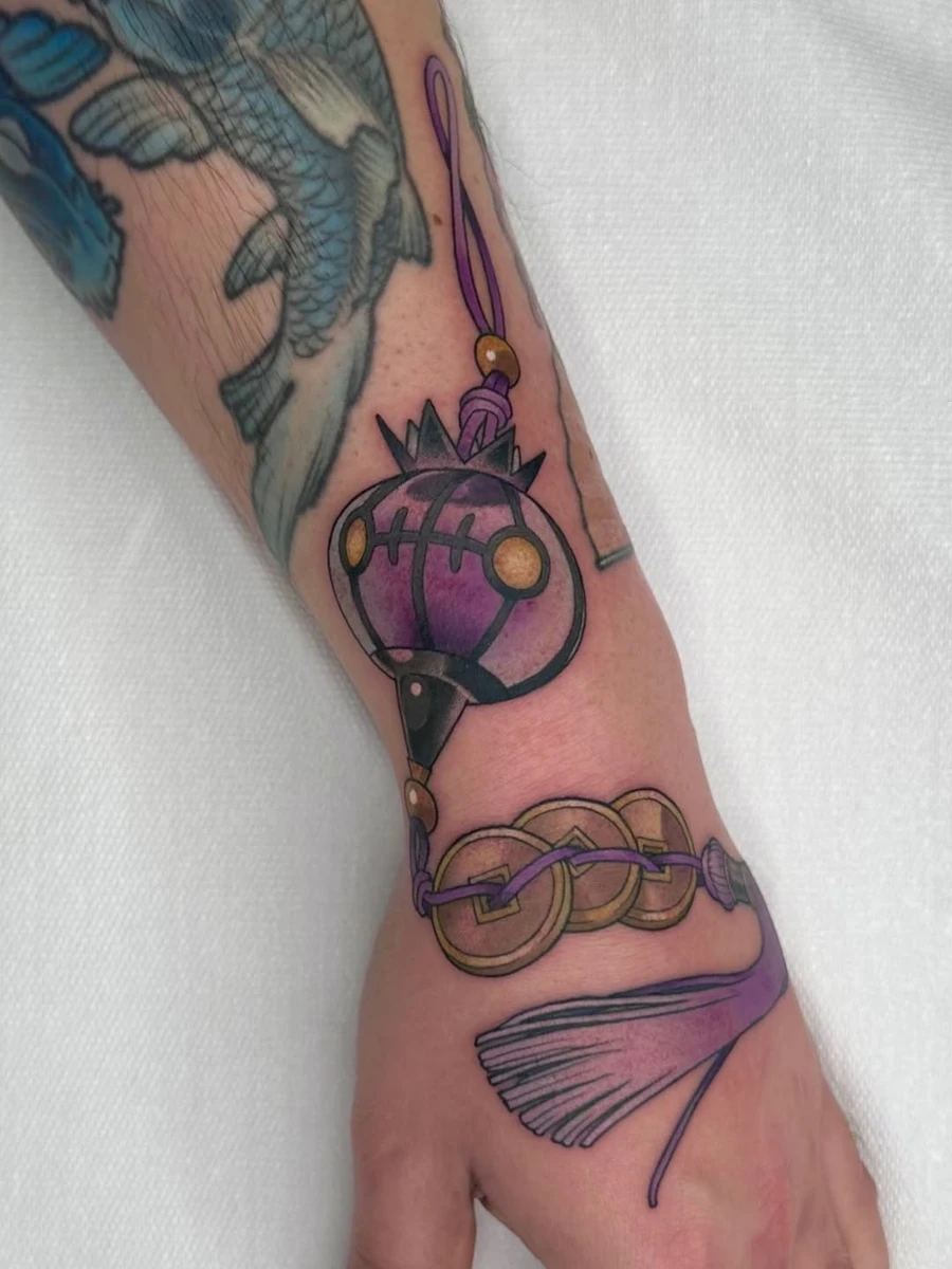 Porte bonheur Pokémon ✨🪙 merci Dimitri pour ce chouette projet et premier tatouage de l'année ! • Proteam : @barberdts_fr @barber_dts • #pokemontattoo #videogametattoo #mangatattoo #luckycharm #tatouageparis