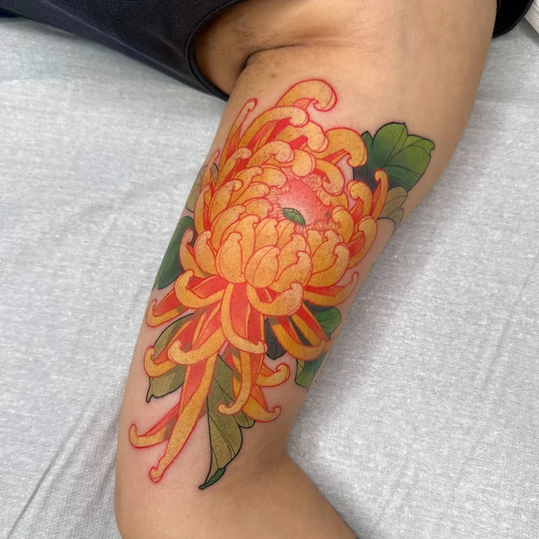 Chrysanthème jaune pour Antonella 💛 Merci pour ce joli projet. C'est toujours un plaisir de tatouer cette fleur. • @barberdts_fr @barber_dts • #chrysanthemumtattoo #flowertattoos #japanesetattoos #neojapanesetattoo #tatouagecouleur