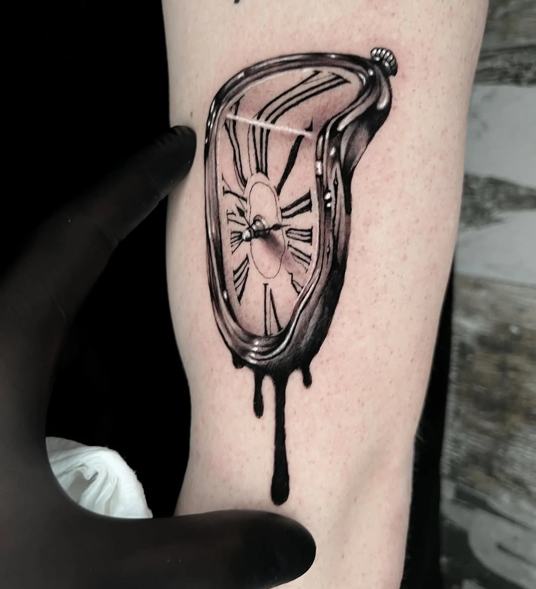 Grazie @simonelauri__ 🙏 #tattoo #realistictattoos #tattooartists #timetattoo #watchtattoo