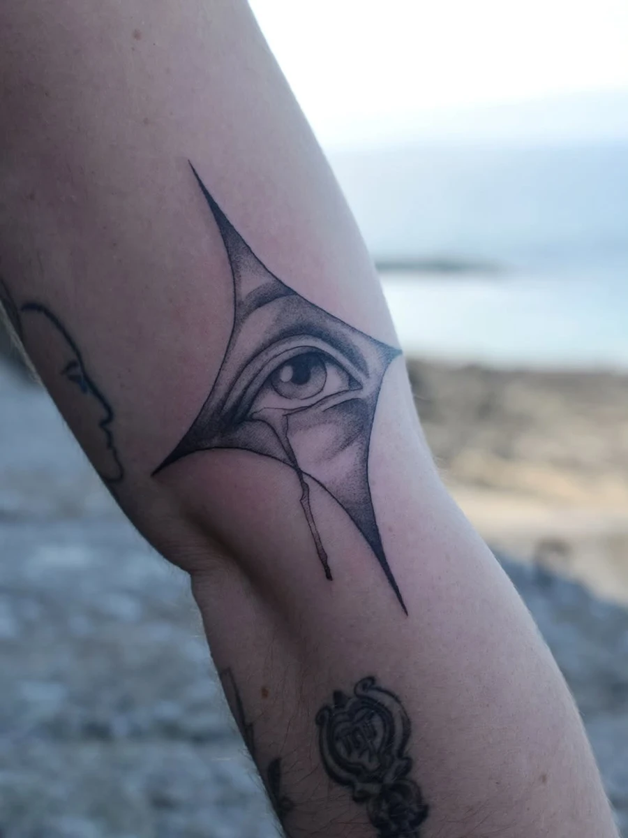Flash réalisé au festival @ancrenoiretattoofestival. Merci pour ta confiance 🫶