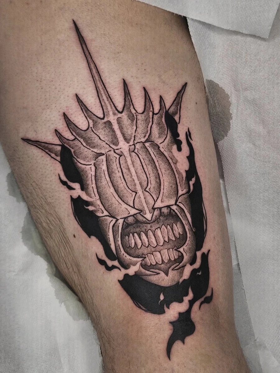 Tellement heureuse d'avoir pu tatouer ce gigantesque flash Lord Of The Ring ! Encore merci @jfsanszed.