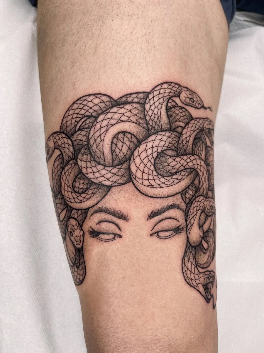 Travail de Dame Eboshi Chloe Tatouage Nantes
