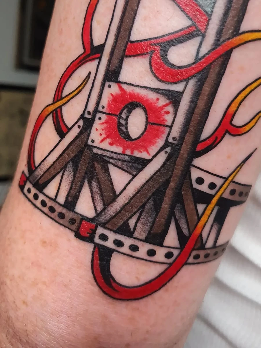 Some will buy shity eiffel towers as souvenirs, others will get a guillotine to take back home, thanks man, awesome idea. Guillotine now lives in NYC. #guillotine #paristattouage #traditionaltattoo #souvenirdeparis #tatoueurparis