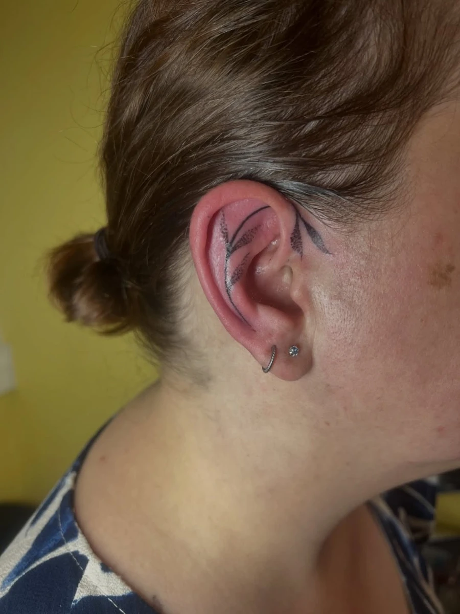 Floral dotwork sur oreille 🌱