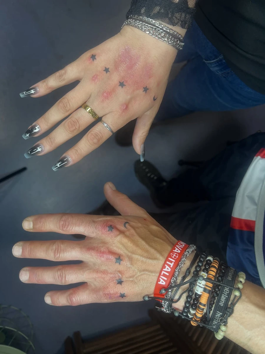 Les empreintes de doigts de chacun. Quand ils se tiennent la main ils touchent les étoiles du bout des doigts ✨