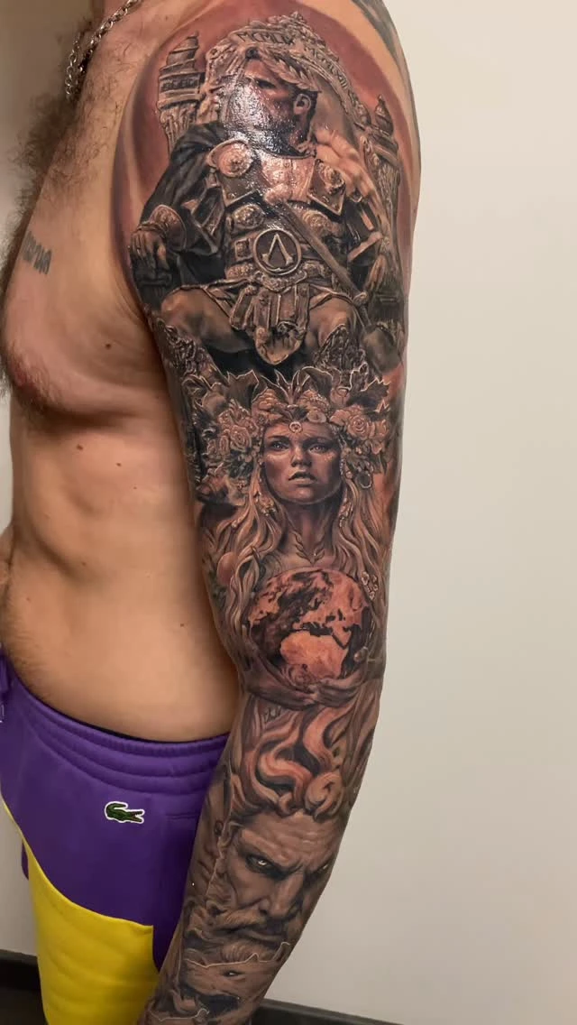 🥴« … Ah ouai?!,ben j'ai un pot tatoueur il me fait le bras complet pour 800 balles 🥴🥎… »… « bien… vas-y!😂😎😂 » Finition de ce bras et retouches ,avec ses qualités, ses défauts , le tout sans filtre et sans foutage de gue…🙀😂 Je le reposterai cicatrisé si possible 😉 #darkspirittattoo #perpigna