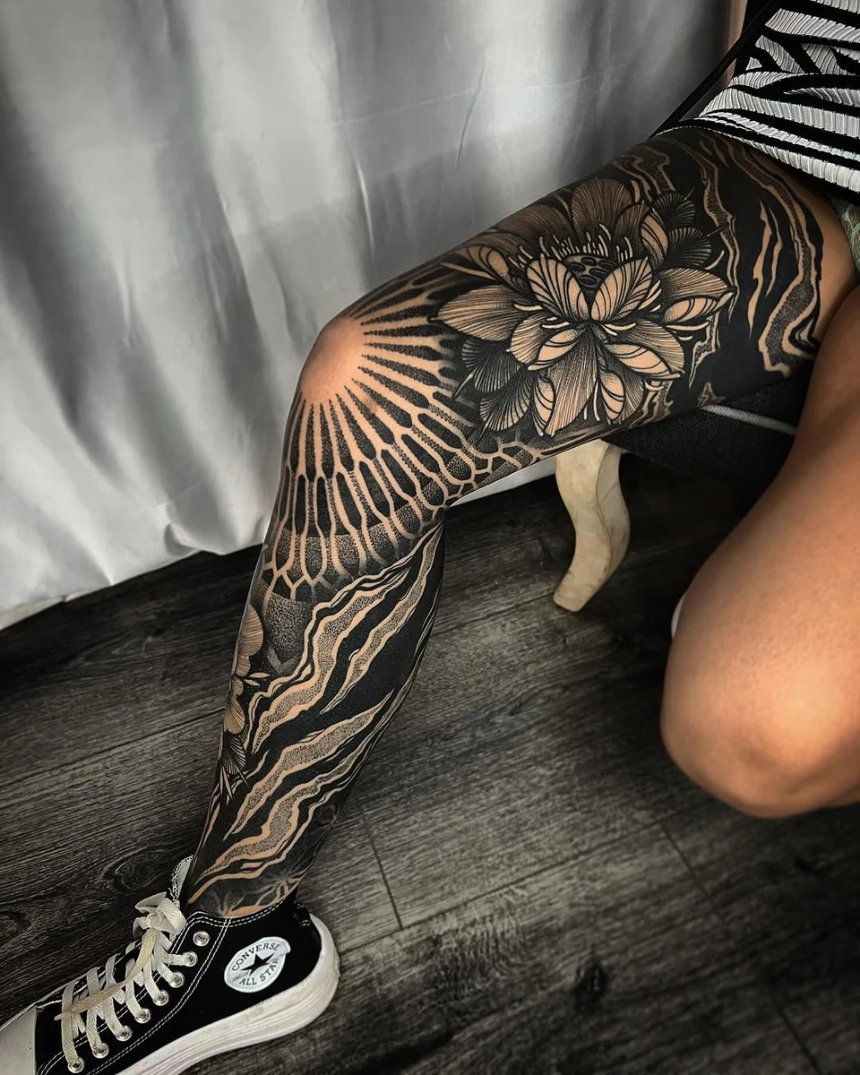 Pour aujourd'hui, voici une autre petite photo de la jambe de Angélique complètement cicatrisée. :) . En ce moment je travaille beaucoup avec les aiguilles de la marque @emalla.official . Quand ils ont commencé à me sponsoriser j'avoue que je ne savais pas trop à quoi m'attendre mais honnêtement ell