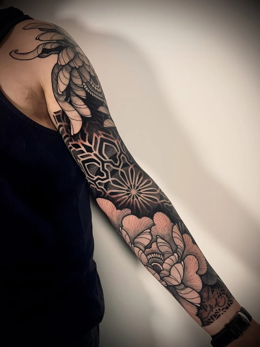 Simple, efficace, une composition qui fonctionne à tous les coups. ✌️ Le bras complet d'Alexandre : un chrysanthème en haut de bras, une pivoine dans l'intérieur de l'avant-bras, un méga mandala dans le creux du coude et une touche de Fleur de Vie pour lier le tout. BIM! 🔥 Des cool sessions et une 