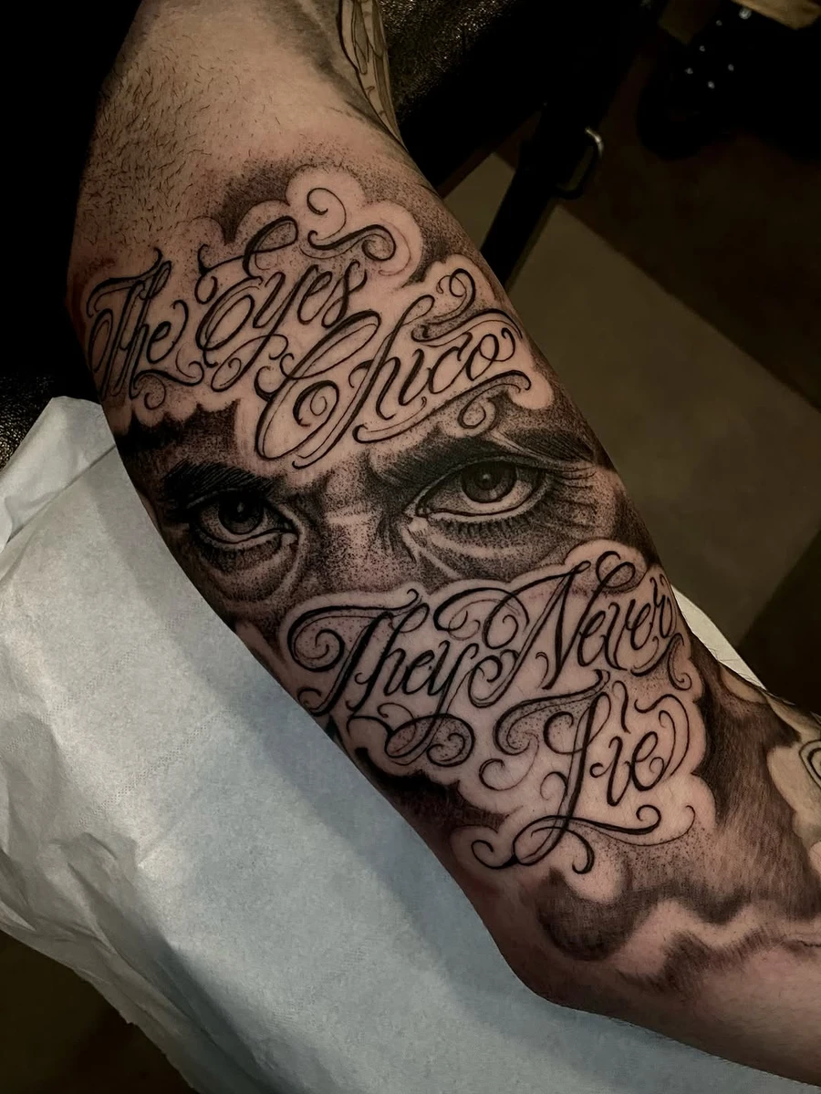 The Eues Chico! Tony Montana sur le frérot Hugo. Merci pour ton bras. #scarface #chicano #chicanostyle #lettering #chicanoart