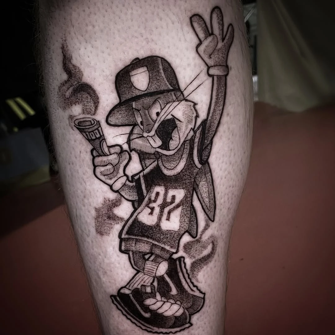 Merci Eliot pour ta confiance pour ce projet Thugz Bunny !Réalisé @never_land_tattoo_fest #chicano #chicanostyle #looneytunes #blackandgreytattoo #westcoast