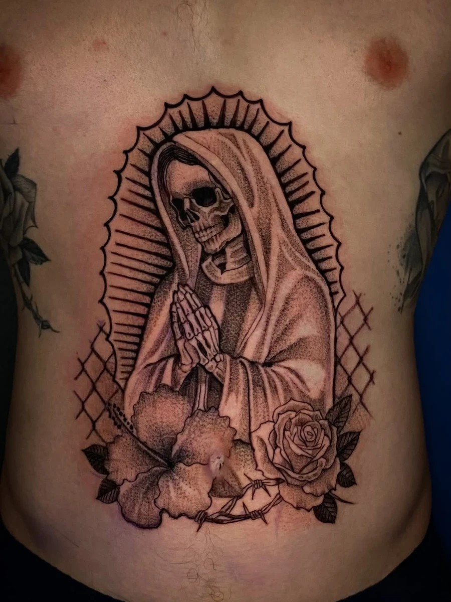 Merci pour ta confiance à bientôt mon frérot. Tattoo réalisé chez @bodystaff à Paris Vincennes tu connais c est la même. #chicano #chicanoart #blackandgreytattoo #santamuerte #mexicanstyle_tattoos