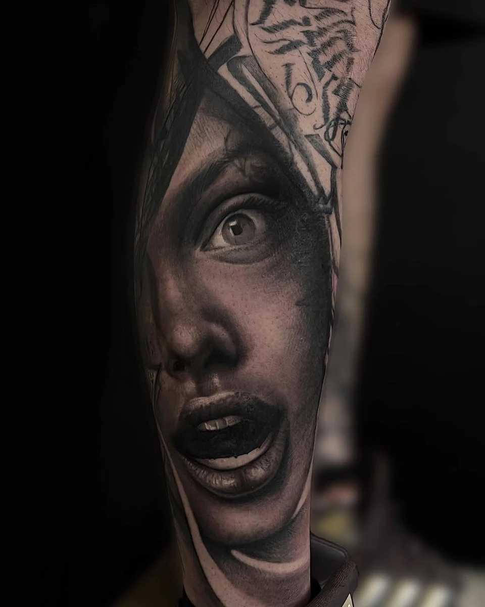 First session of Cover up full leg sleeve project. Mostly healed. Lovely @angelinajolie ▪️ ▪️ ▪️ ▪️ ▪️ ▪️ ▪️ ▪️ ▪️ ▪️ ▪️ ▪️ ▪️ #blackandgrey #art #realistic #portrait #legsleeve #process #portraittattoo #blackandgreyrealism #design #portrait #tattoodope #tattooistanbul #tattooart #tattooed #tattoodo