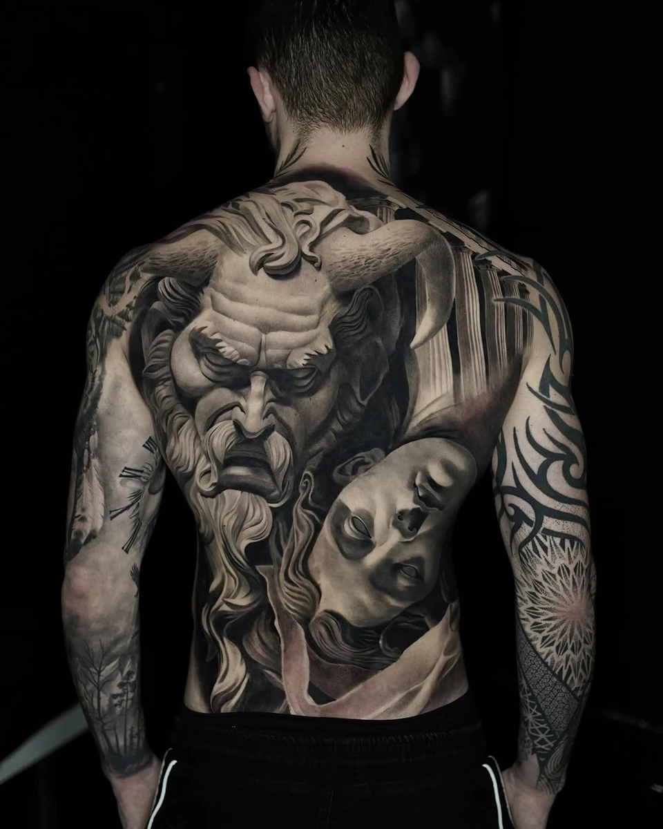 Nous sommes heureux de dévoiler ce deuxième dos complet, fruit d'une collaboration artistique avec @ka.mi.ttt et @inzi.bc . . . #tatouage #tattoo #fullbacktattoo #realistictattoo #tattooart #fullbodytattoo #statuetattoo