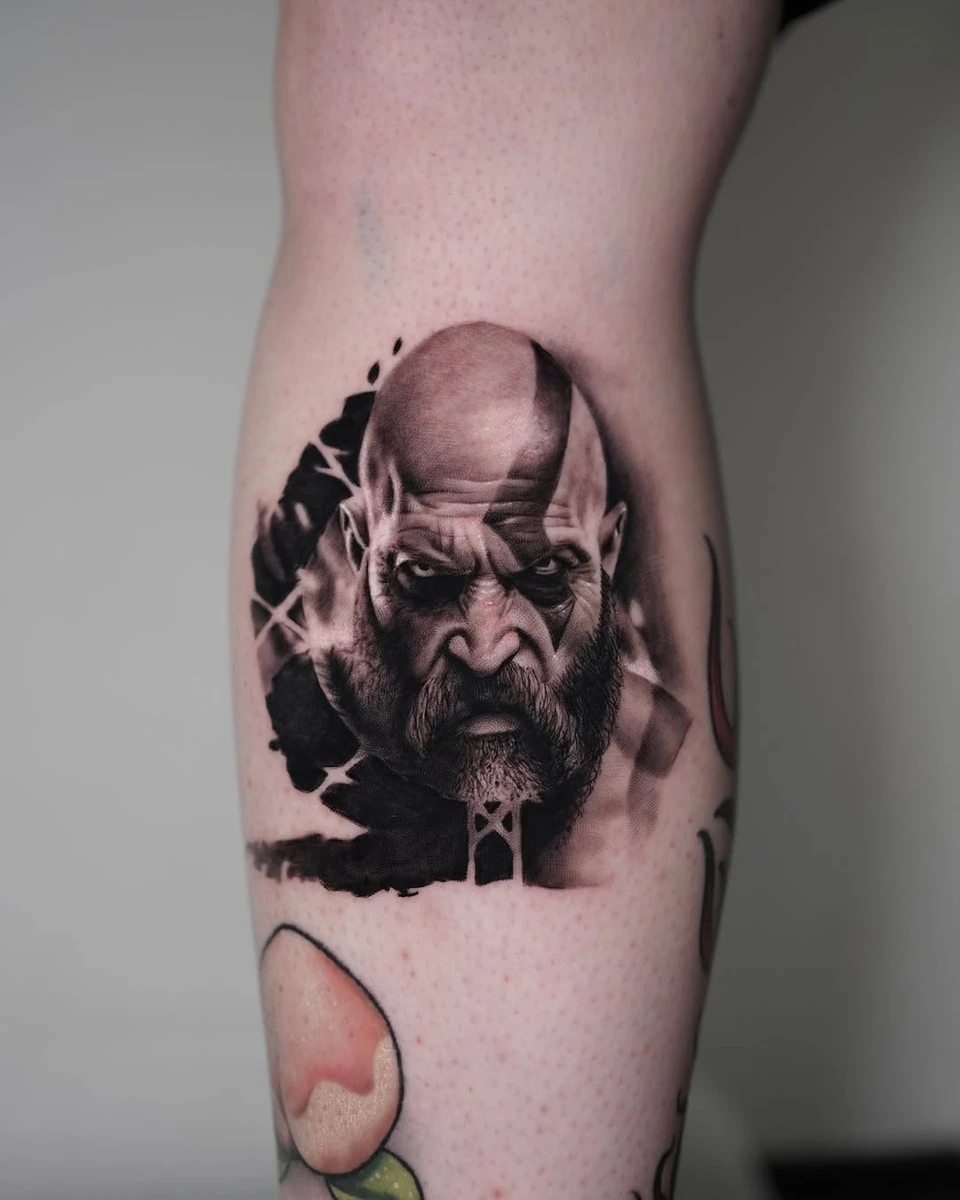 Le tatouage de Kratos en photo! Réalisé sur la talentueuse @ka.mi.ttt 🙏 #realistictattoo #tattoo #kratostattoo #godofwar #geektattoo #portraittattoo