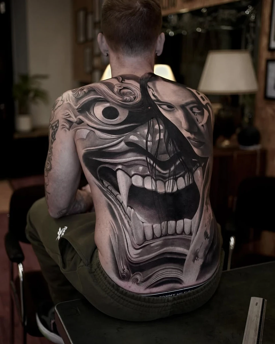 Les photos du dos de @q_b_o13 terminé. Le tatouage a été réalisé en collaboration avec @inzi.bc et @ka.mi.ttt . #tattoo #fullbacktattoo #hanyatattoo #realistictattoo #japonesemask #blackandgreytattoo