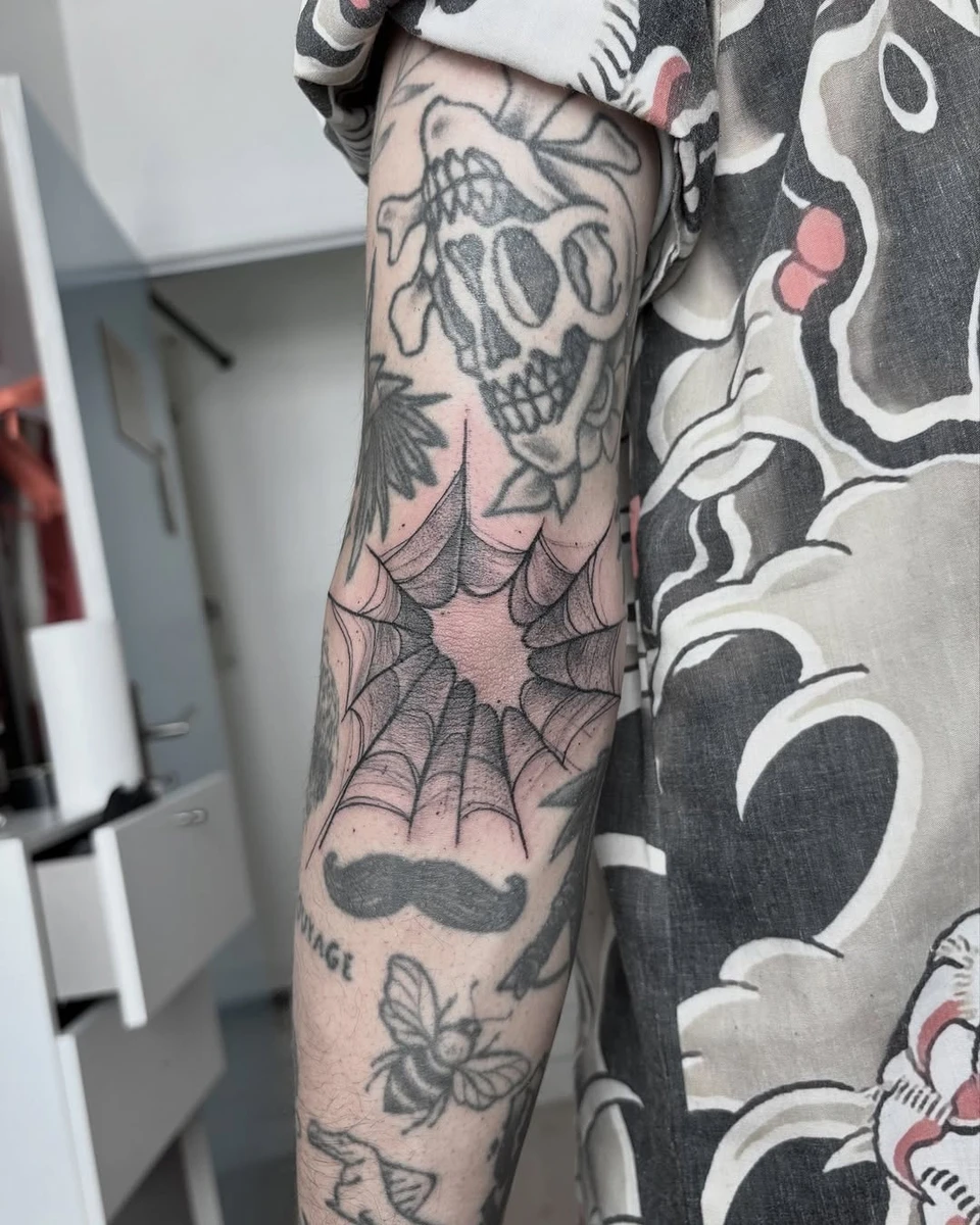 Classico | Retrouve-moi au @marseilletattoo.sc | Tatouage à Marseille INFO & RDV >>> 💌knottattoo@gmail.com 📍Ou directement au shop #marseilletattoo #marseilletatouage #marseille #marseilletatoueuse #salontatouagemarseille