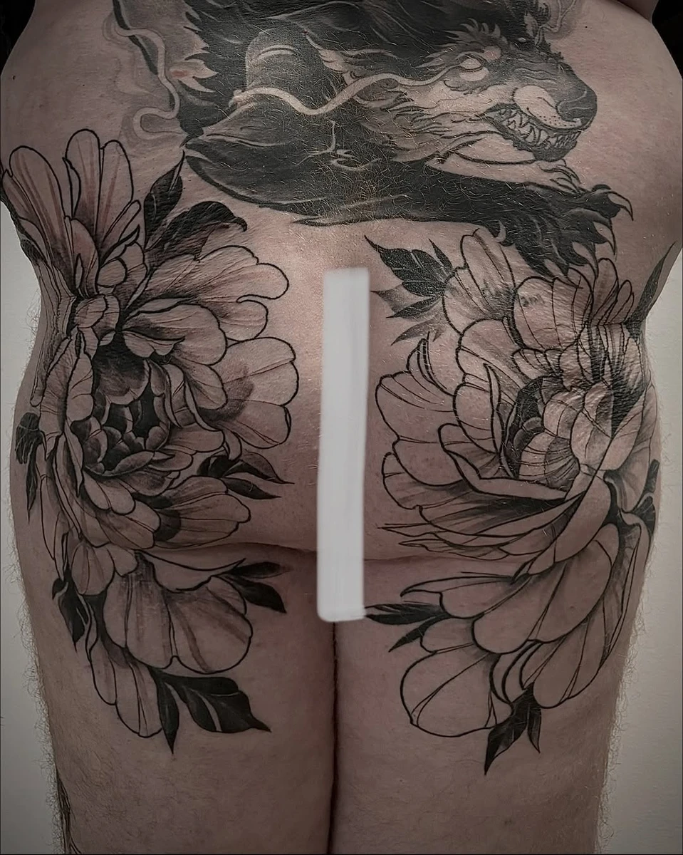 Pimp ton boule | Viens me parler de ton prochain projet Retrouve-moi au @marseilletattoo.sc | Tatouage à Marseille INFO & RDV >>> 💌knottattoo@gmail.com 📍Ou directement au shop #marseilletattoo #marseilletatouage #marseille #marseilletatoueuse #salontatouagemarseille