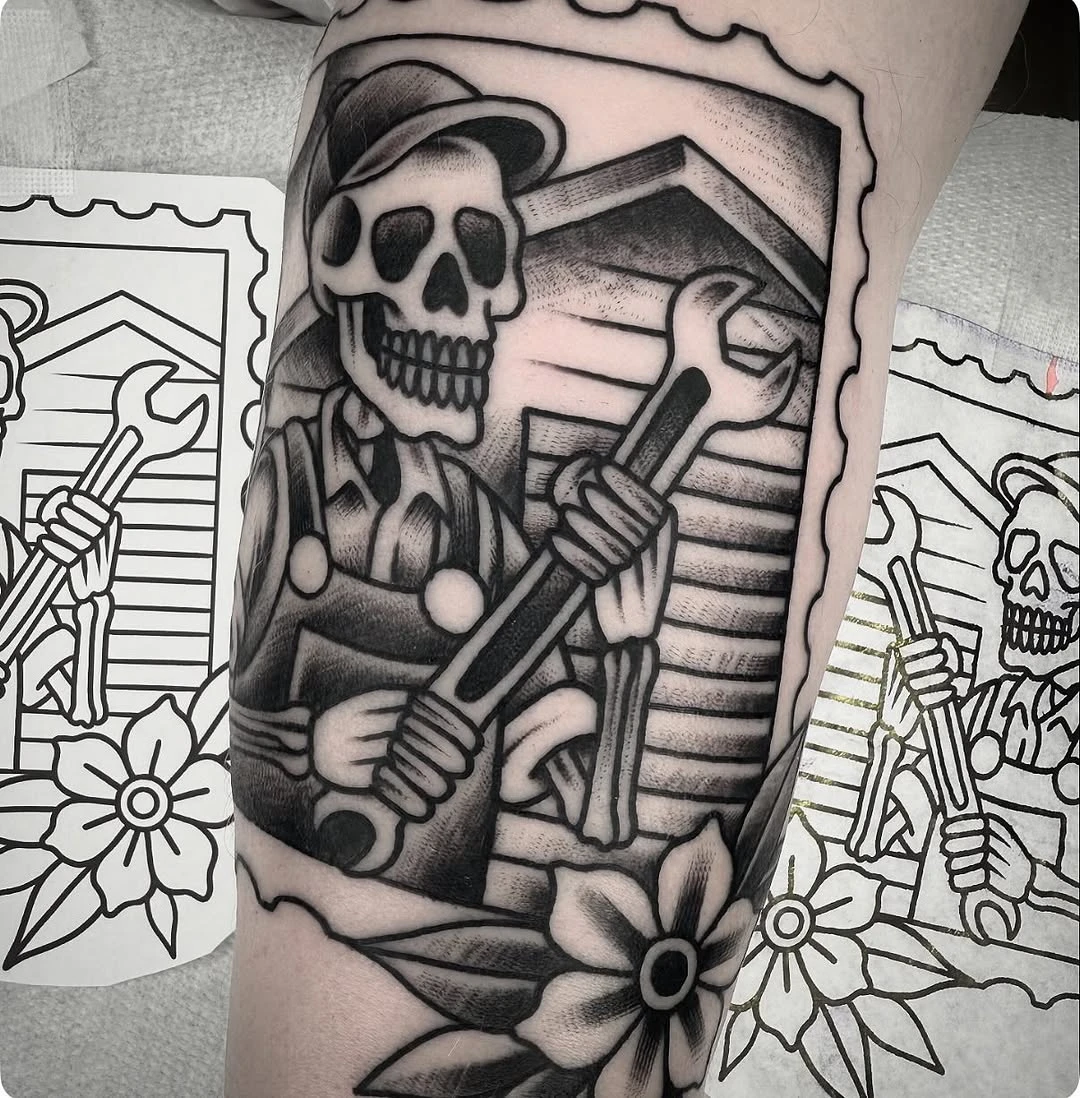 Un hommage au monde des mécanos, à la grande époque du vintage et des mains dans le cambouis 🔧 Du trad, et encore du trad.. #bethunetattoo lilletattoo #tatouageoldschool #oldschooltattoo #tatoueurbethune #tattoobethune #tatouageartisanal #tatouageretro #tatouagemecanicien #tatouagegaragiste #tatoua
