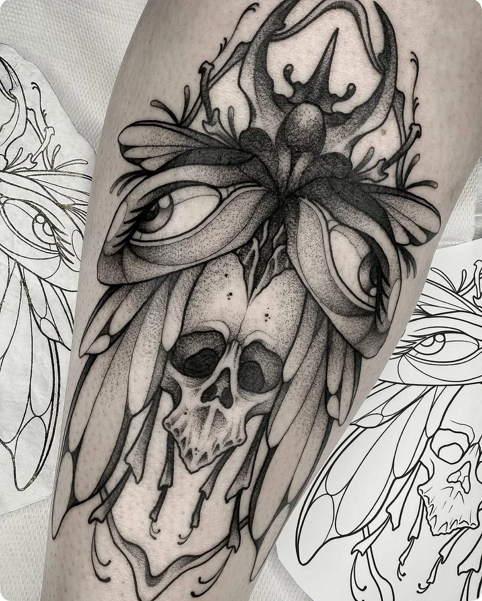 Tattoo de scarabée blackwork 🖤 symbole de renaissance et de force Merci à ma cliente pour sa confiance renouvelé #bethunetattoo #bethunemaville #lillemaville #lilletattoo #arrastattoo #blackworksubmission #blackwork #blackworktattoo #scarabeetattoo #scarabee #blacktattoo #dotwork #linework #darktat