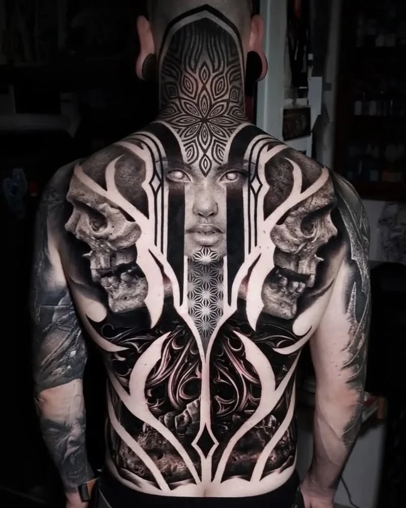 ✖️white eyes✖️ Dos réalisé en collaboration avec le copain @ben_gicqueau_tattoo Un grand merci à mon kement qui a enduré de longues heures de souffrance sans broncher une seule seconde... ++++++++++++++++++++++++++++++++++++++++ #backtattoo #backtattoos #fullbacktattoo #fullbacktattoos #realismtatto