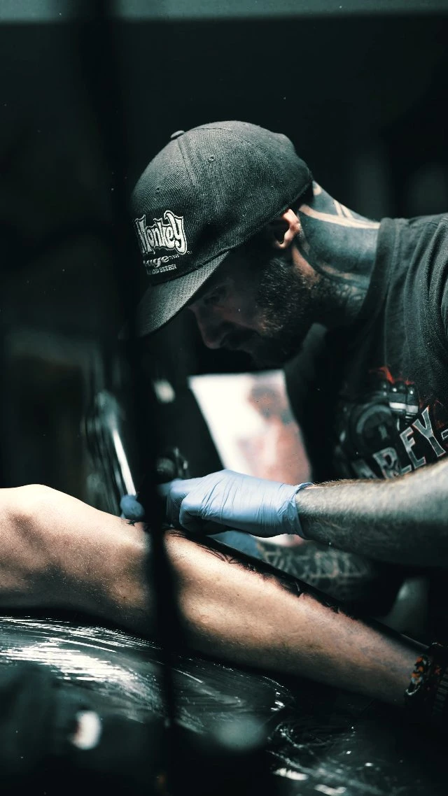 ✖️🤘🏻💀🤘🏻✖️ Merci Eric pour ta confiance renouvelée... Extérieur de jambe réalisé en 3x2 jours. Vidéo réalisée par @laithanhy ... Merci pour ton suprême taff ! ++++++++++++++++++++++++++++++ #tatouagenantes #tatouagerealiste #tattoofrance #realistictattoo #tatouagenoiretgris