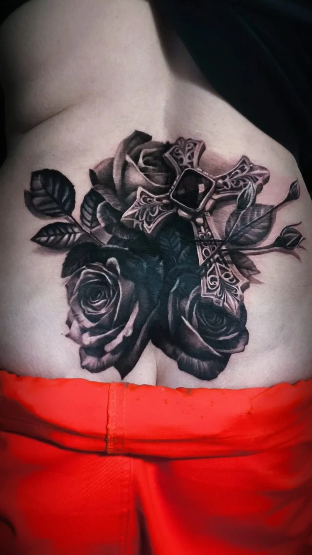 ✖️🌹✝️🌹✖️ Recouvrement réalisé sur 2 jours consécutifs... Merci pour ta confiance renouvelée Karine 🙏🏻 ++++++++++++++++++++++++++++++ #tatouagenantes #tatouagerealiste #jesustattoo #rosestattoo #roses