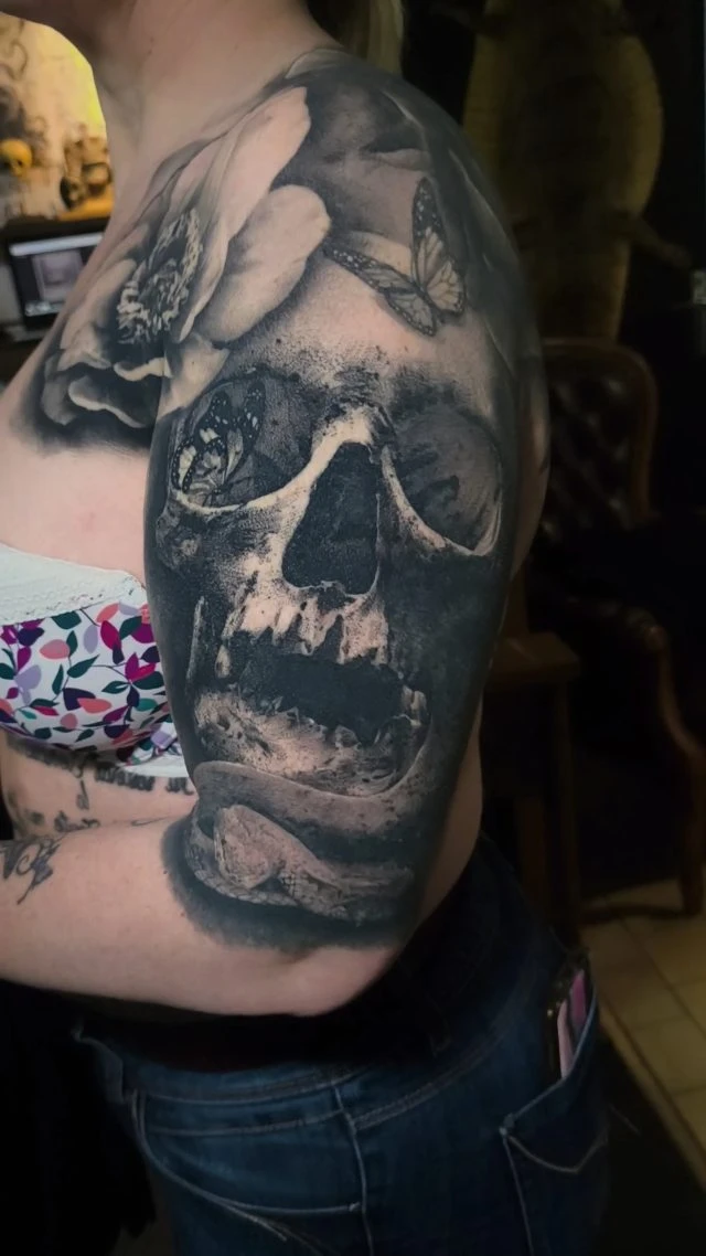 ✖️🌸💀🌸✖️ Cicatrisé depuis 6 ans... Merci Audrey d'avoir pris soin de ta pièce, hâte d'attaquer la suite ! ++++++++++++++++++++++++++++++++ #tatouagenantes #tatouagerealiste #healedtattoo #skulltattoo