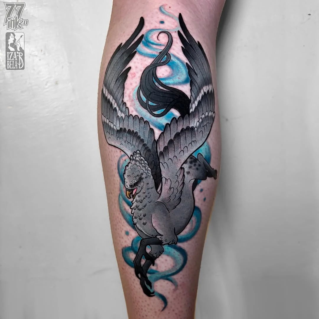Hipogryf wykonany podczas @inny_konwent_tatuazu_zamosc ✨ Zapisy: iza.baginska.art@gmail.com #hippogriff #harrypottertattoo #hp #harrypotter #hippogrifftattoo #inked #tattoo #neotrad #neotraditional #tatuaż #tatuażwarszawa