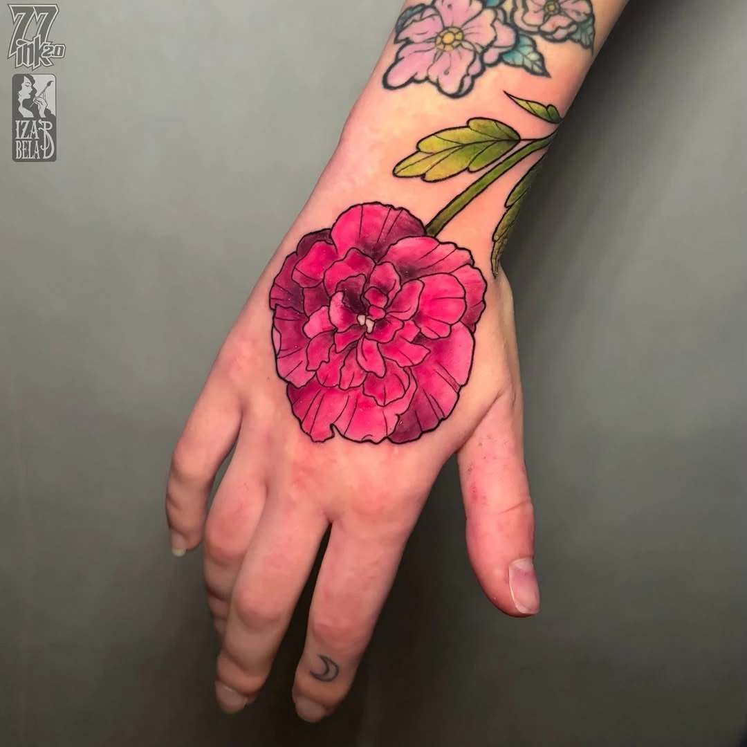 Hibiskus 🌺 Zapisy: iza.baginska.art@gmail.com • Tattoo • Neotraditional • Hand Tattoo • Flower Tattoo • Inked • Tatuaż Na Dłoni • Kolorowy Tatuaż • Tatuaż Warszawa •