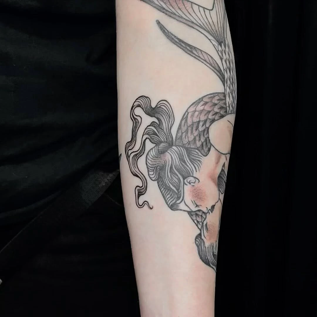 Merci infiniment Anael pour ta confiance renouvelée et ce super projet 🥹! Plus de sirènes svp! - #mermaid #mermaidtattoo #tattooparis #paristattoo #tatouageparis #lesbianlove #lesbianmermaids