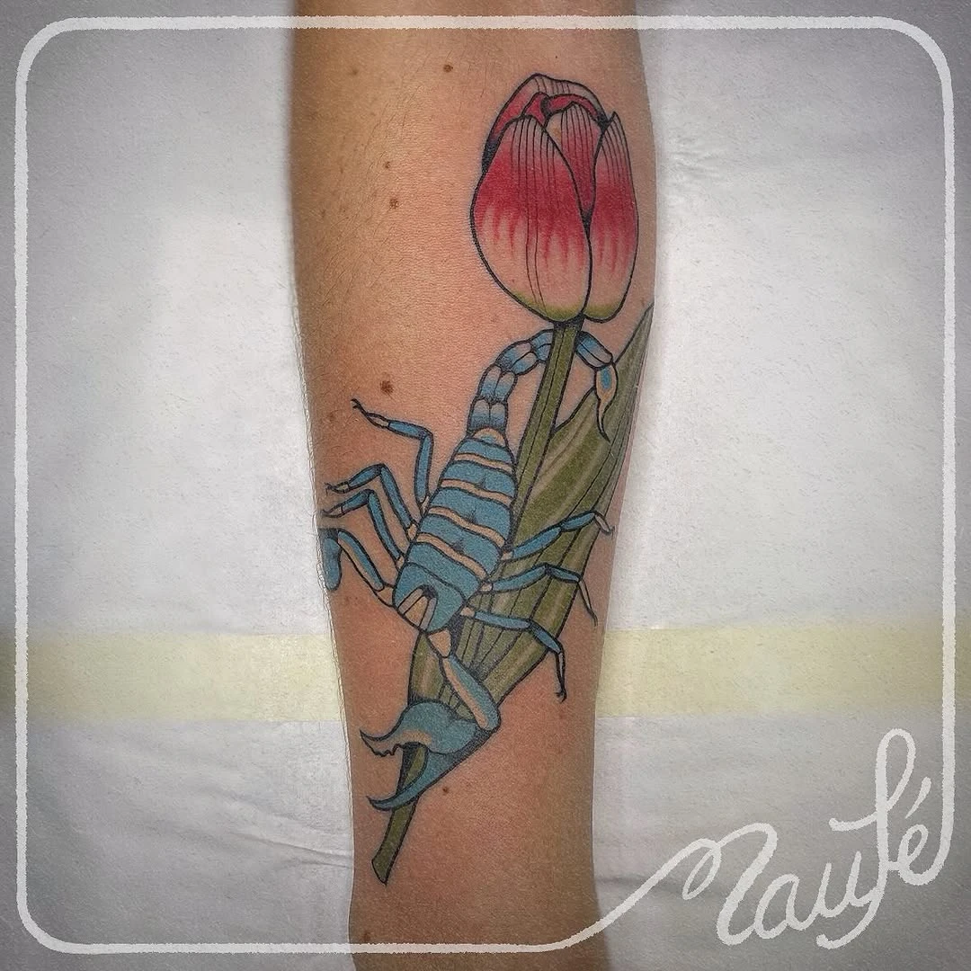 Et voilà le bébé en photo 🩵🌷encore merci @latruffe.tattoo pour ta confiance et pour avoir choisi mon flash! Plus de scorpions tulipes!!!! - #scorpiotattoo #traditionaltattoo #traditionaltattoos #traditionaltattooflash #paristattoo #paristatouage #flowertattoo #tuliptattoo