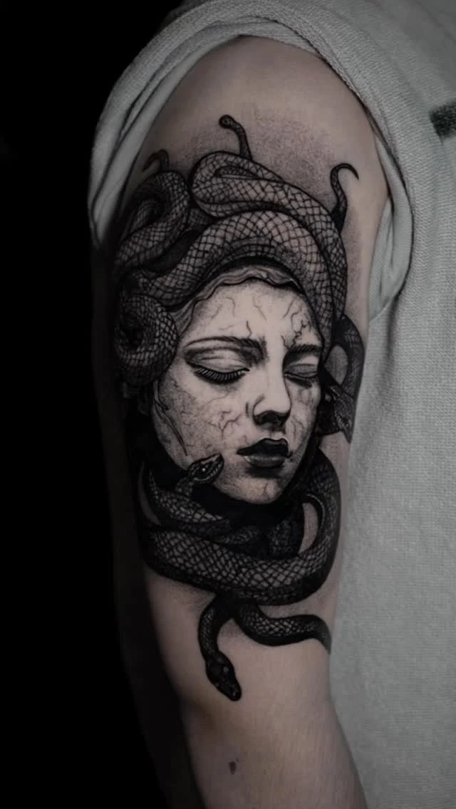 Méduse, jadis victime, devenue puissance. Réalisme black & grey sur l'épaule.