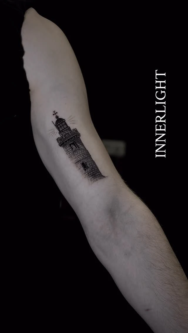 « Dans la nuit la plus sombre, le phare reste debout et montre le chemin. » Réalisme black & grey.