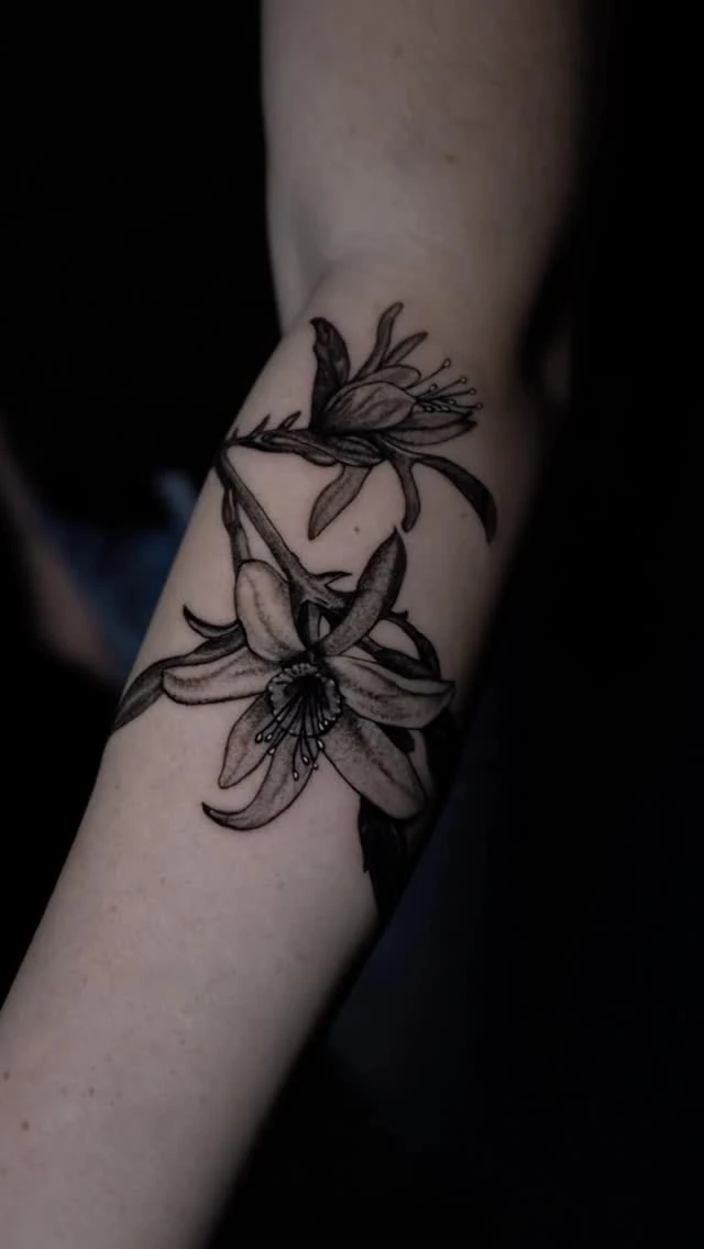 Fleurs de vanille / lys, black & grey réaliste sur l'avant-bras.