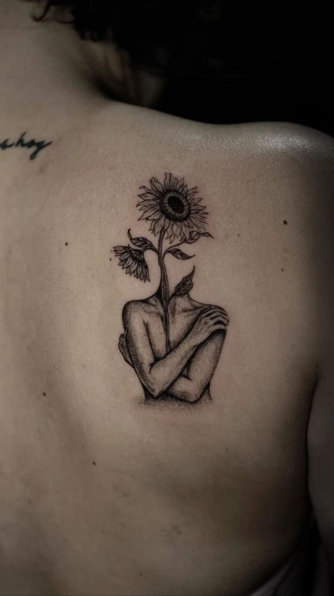 Femme au tournesol, dotwork black & grey sur l'omoplate.