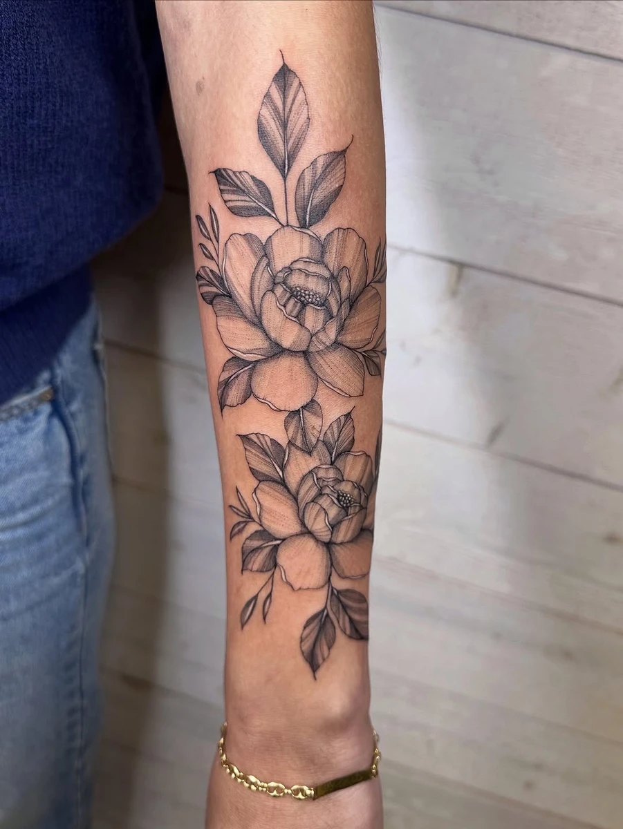 ❊ Pivoines ❊ Merci Auriane pour ta confiance ✨ . #tatouage #tatouagemontpellier #montpellier #tattoomontpellier #tattoodesign #instatatouage #finelinetattoo #delicatetattoo #tatouagefemme #tatouages #mondialdutatouage #phototatouage #tattoofotheday #tatouagefemme #moontattoo #moon #astrologie #flora