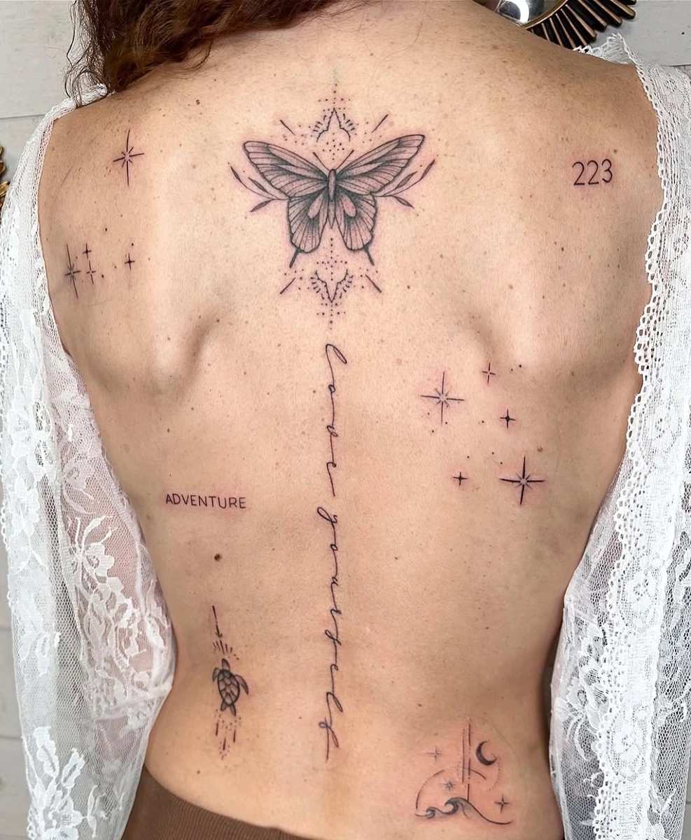 ❊ Concept Dos sur @hem_ma 🤍 ❊ . #tatouage #tatouagemontpellier #montpellier #tattoomontpellier #tattoodesign #instatatouage #finelinetattoo #delicatetattoo #tatouagefemme #tatouages #mondialdutatouage #phototatouage #tattoofotheday #tatouagefemme #moontattoo #moon #astrologie #floraltattoo #francet