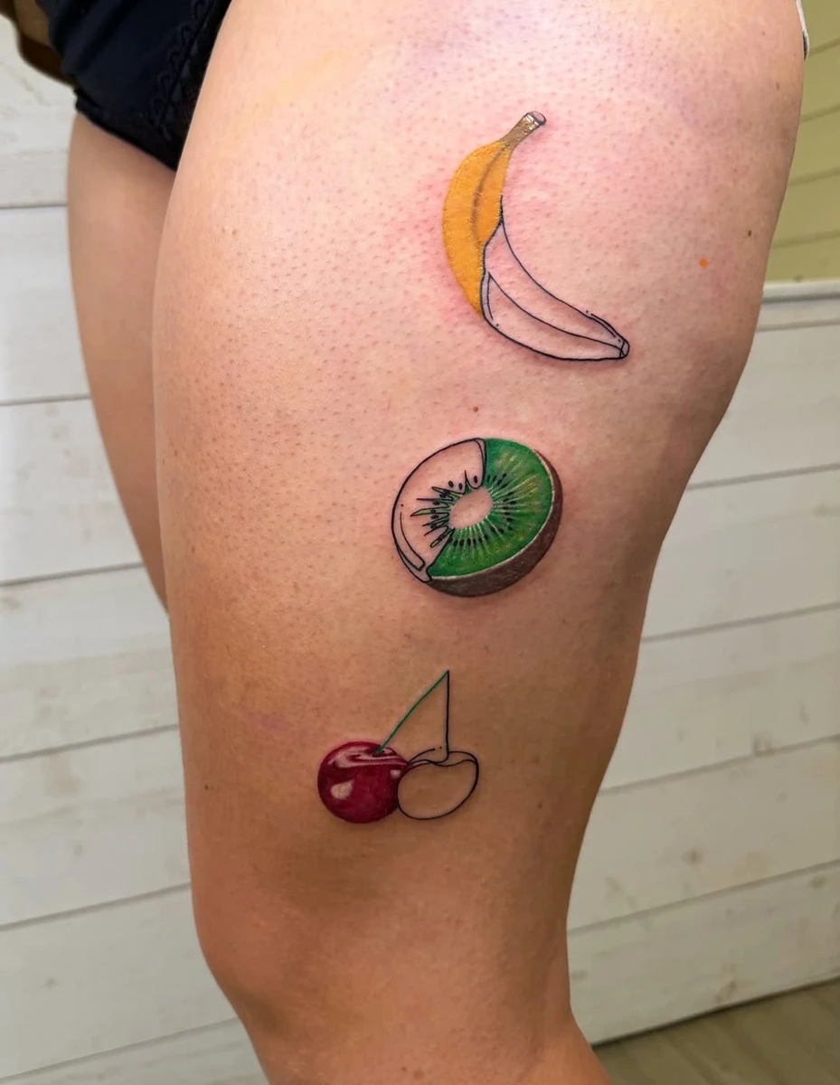 🍒 La série de fruits & One Line 🥝 Une séance beaucoup trop chouette 🤍 . . #tatouage #tatouagemontpellier #montpellier #tattoomontpellier #tattoodesign #instatatouage #tatouagefemme #confinement #delicatetattoo #finelinetattoo #coquelicot #floraltattoo #colortattoo #francetattoo #tattooflash #moon