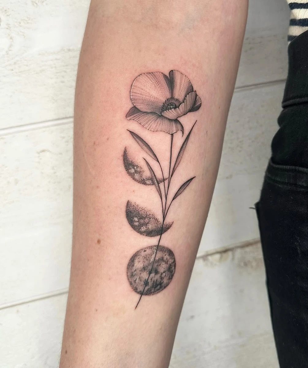 ❊ Coquelicot cosmique ❊ Merci Manon pour ta confiance 🌙 . #tatouage #tatouagemontpellier #montpellier #tattoomontpellier #tattoodesign #instatatouage #tatouagefemme #confinement #delicatetattoo #finelinetattoo #coquelicot #floraltattoo #colortattoo #francetattoo #tattooflash #moontattoo #astrologie