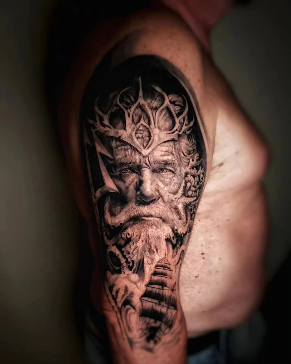 Tatouages cicatrisés.