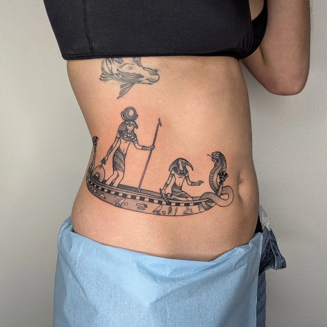 Une des zones les plus complexes à tatouer du corps. Surtout pour de longs traits. Entre la respiration, le fait que la peau y est super élastique , la différence de densité de la peau, ça pique pas mal, ça chatouille un max, on perd en stabilité de ouuuuf. Loulou, t'as été au top, comme d'hab 🫶 Co