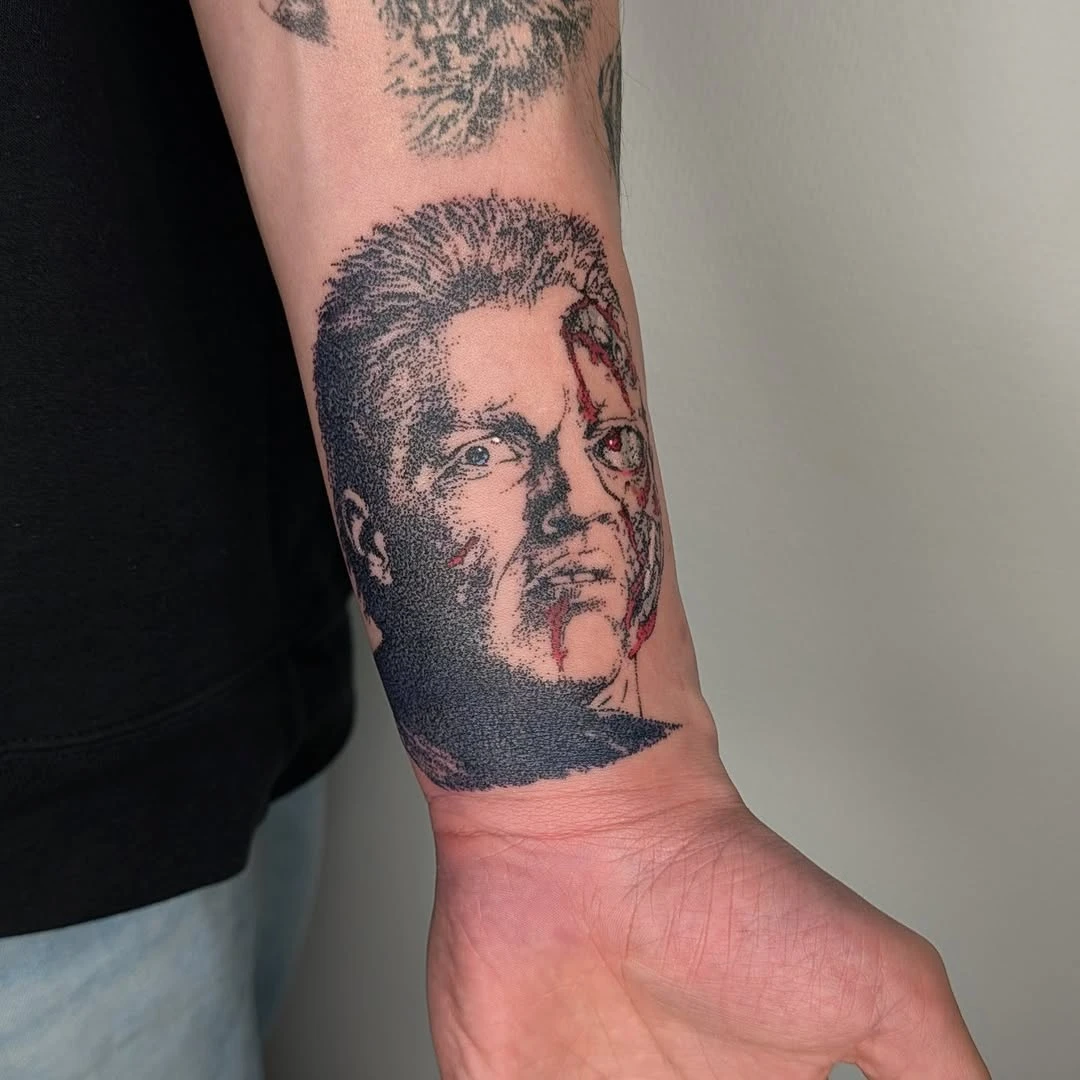 Full dotwork pour un T-800. Je t'ai mis le loup full dotwork cicatrisé aussi...ça ne bouge pas le dotwork et ça cicatrise vite et bien. Un bonheur "Whoaaaa, ça fait un mois que je n'ai pas posté ! Bon, j'avoue jouer pas mal à Crimson Désert. Mais, la vraie raison est que les réseaux me lassent. Tu v