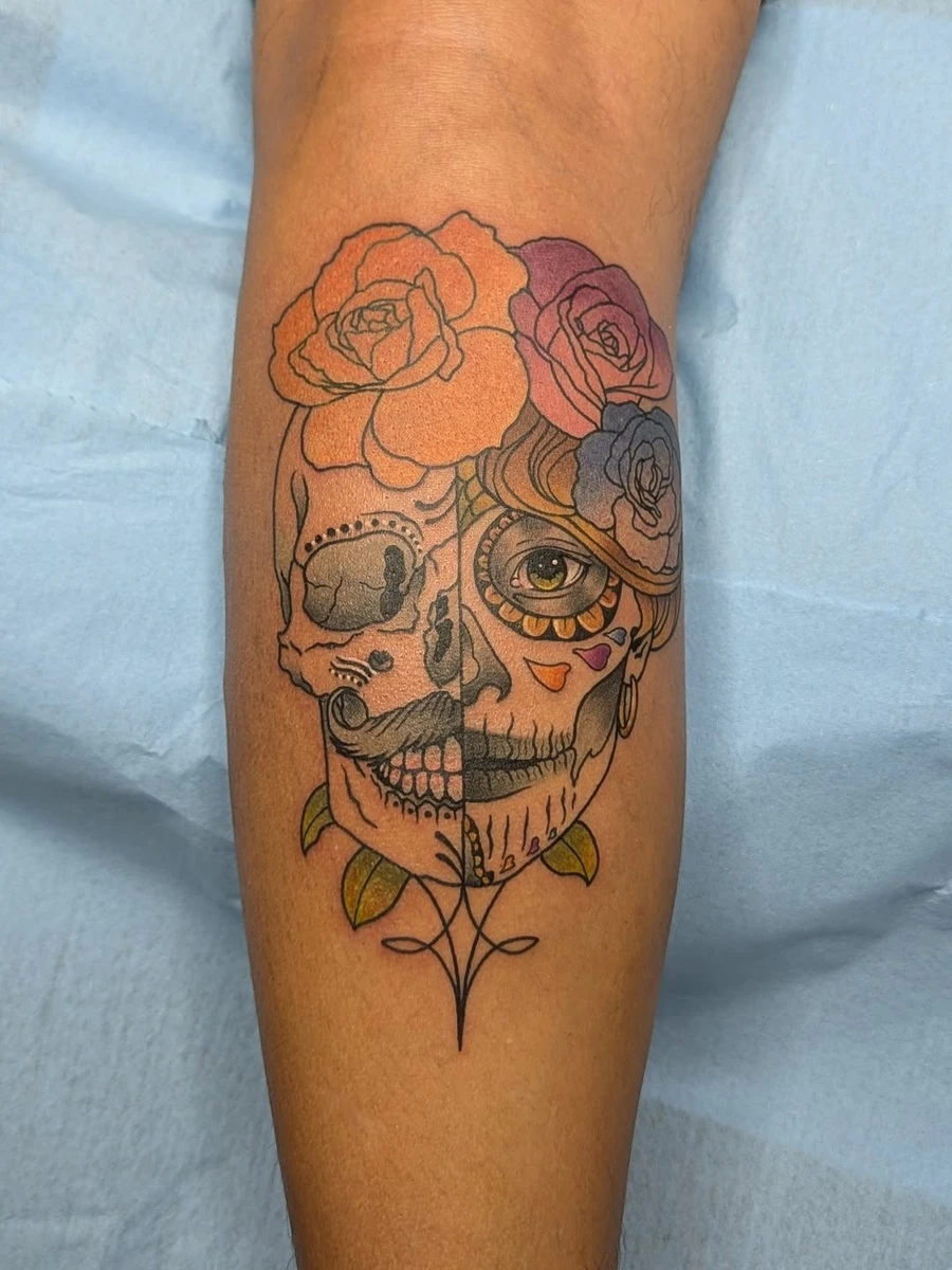 Tout en douceur 💀 Et surtout sans filtres ou lentille polarisée de demèr pour faire péter les couleurs 😁 #rouge.tattoo #tattoos #tattoo #tattooing #tatouage #tatouages #tatoué #tatouagesparis #art #tatouageparis #paris #paristattoo #paristatouage #tattooshop #ink #tattooink #inked #tattooart #tatt
