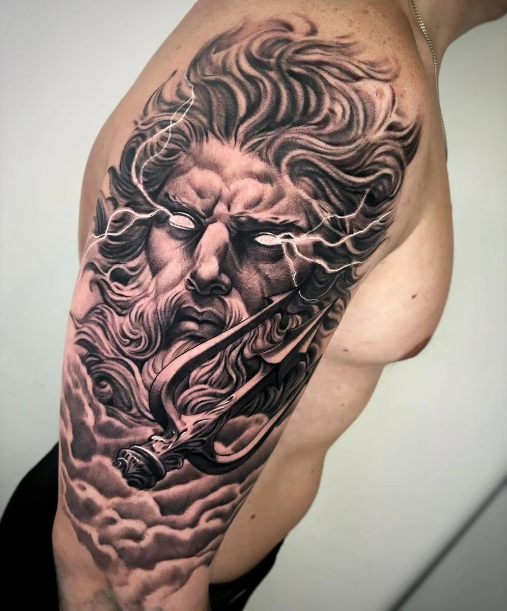 On a continué le bras de Florian!! 🔱 Merci à toi , bisoux aux Rouennais ! #tattoo #tatouage #realismtattoo #lilletattoo #tatouagefrance